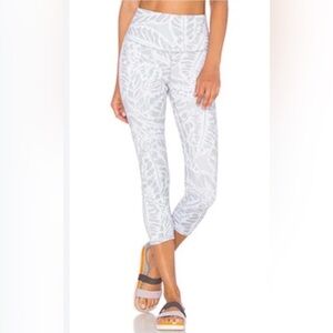ALO Size XXS Yoga White Leaf Pattern Leggings